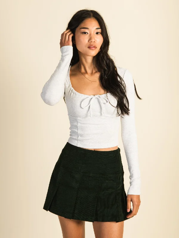 HARLOW MAE LONG SLEEVE MELANGE TEE - HEATHER GREY Front Pockets Side Pockets Patch Pockets HARLOW MAE LONG SLEEVE MELANGE TEE - HEATHER GREY Front Pockets Side Pockets Patch Pockets
