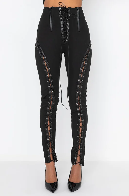 fOLLOWING THE CURVES LACE UP LEGGING